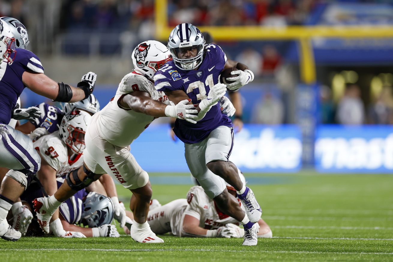 Kansas State Wildcats running back DJ Giddens (31) runs with the ball during the game between the North Carolina State Wolfpack and the Kansas State Wildcats on December 28, 2023 at Camping World Stadium in Orlando, Fl.