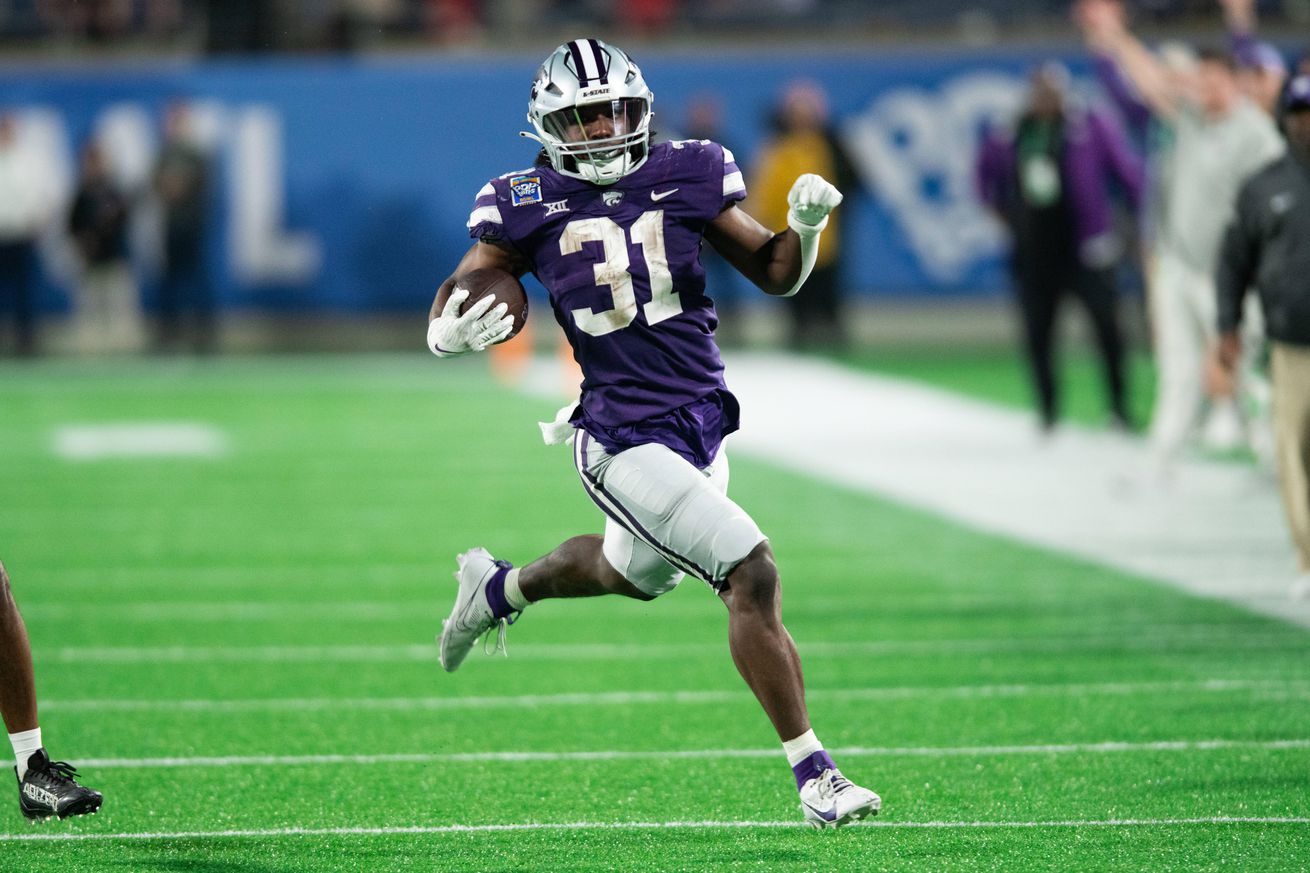 Kansas State running back DJ Giddens (31) runs the ball against NC State in the fourth quarter at Camping World Stadium.