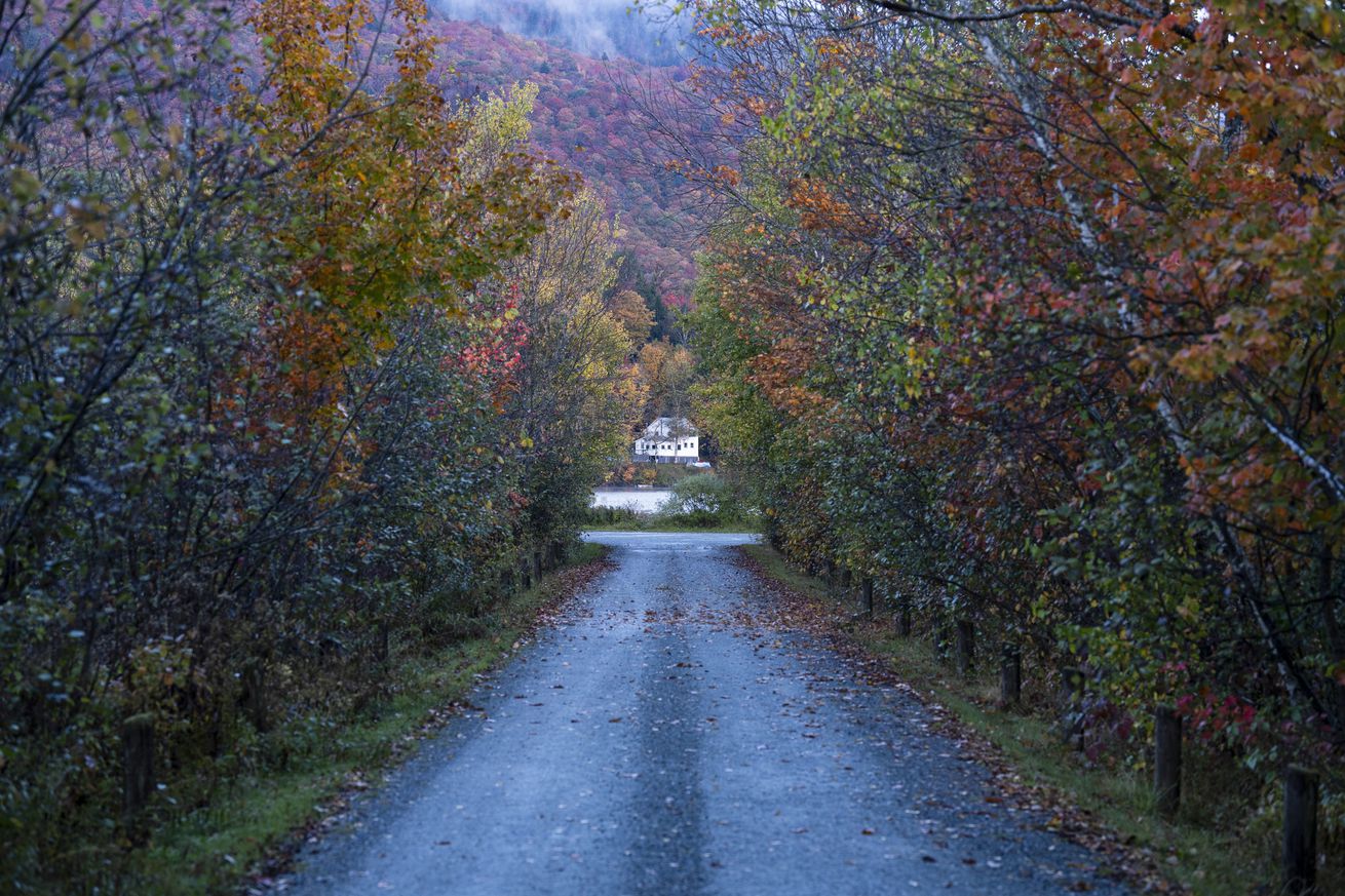 Tourists Flock To Vermont To See The Green Mountain State’s Fall Foliage