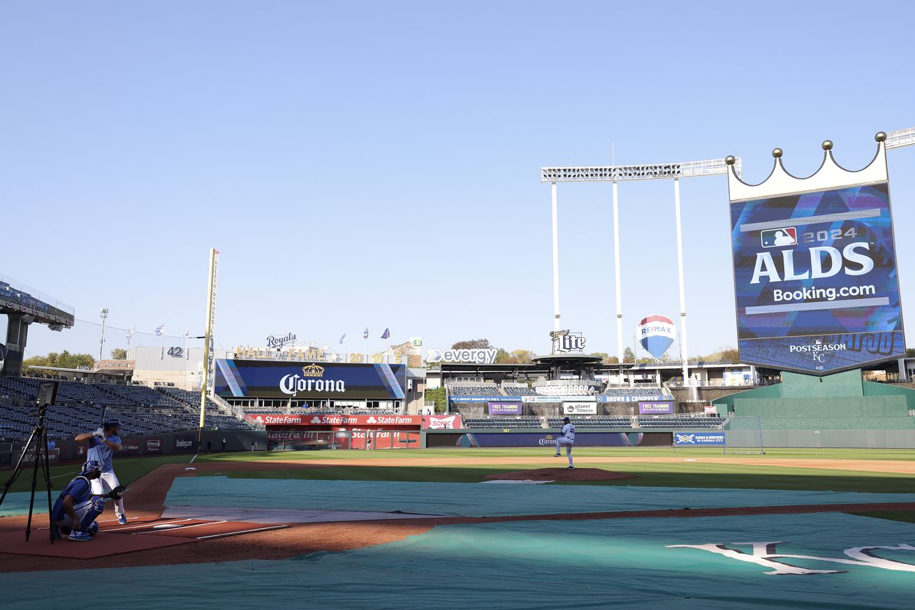 Kansas City Royals take batting practice prior to the game against the New York Yankees during Game Four of the Division Series at Kauffman Stadium